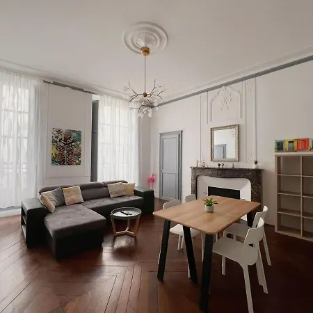 L'haussmanien Apartment *