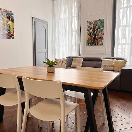 L'haussmanien Apartment