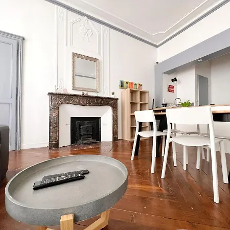 L'haussmanien Apartment *