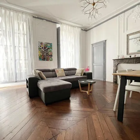 L'haussmanien Apartment
