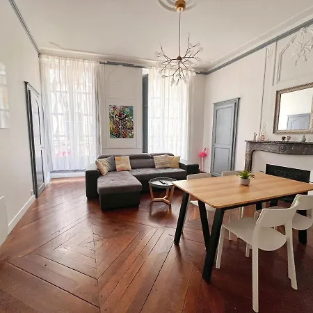 L'haussmanien Apartment *